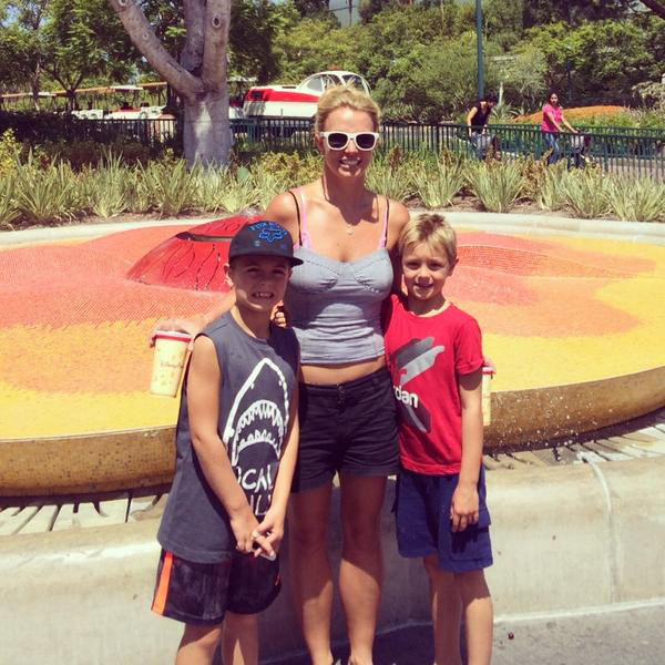 Britney Spears Takes Her Two Sons To Disneyland E Online